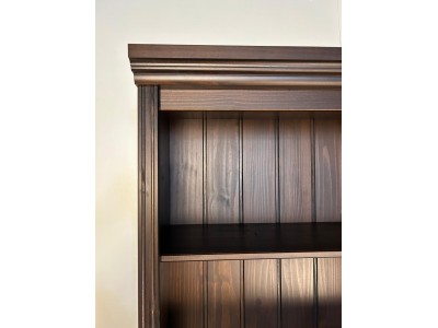 Rack com gavetas e painel de tv com prateleiras / Coleção Biblioteca